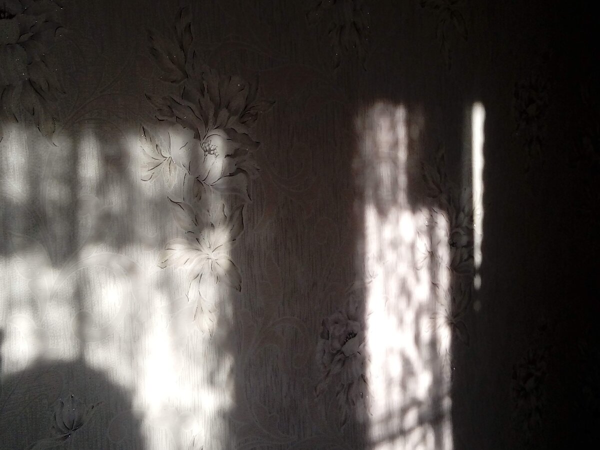 Солнечные лучи на стене. Рассвет.