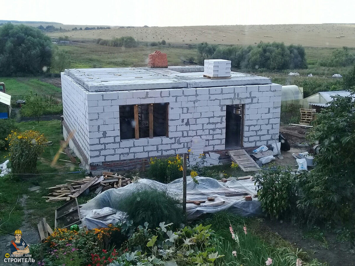 Мужчина построил за лето дом в чистом поле. Фото До/После.