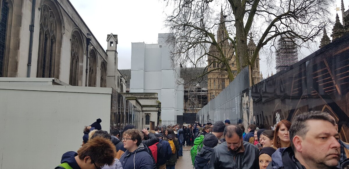 Лондон, огромные очереди на посещение Вестминстерского аббатства. 2018 г. 