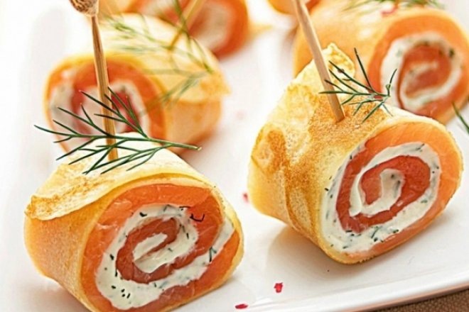 Закусочные рулетики из блинов с лососем