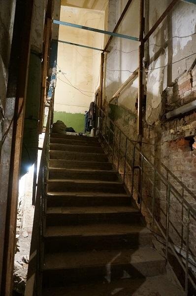 Фото из Яндекс картинок. Спуск в туалет