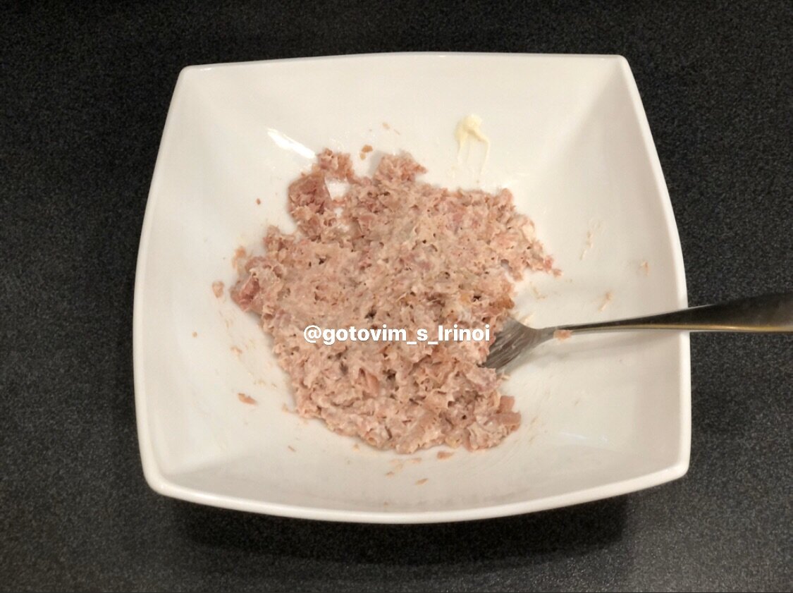 Закусочный торт-салат из крекеров, с рыбными консервами