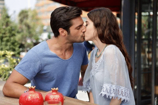 Сюжет сериала строится на невзаимной влюблённости, постепенном узнавании друг друга и познании себя, силы своих чувств. Всё как мы любим. И почему в жизни нет этого солнечного света, ярких красок и влюблённых романтичных мужчин на каждом шагу?