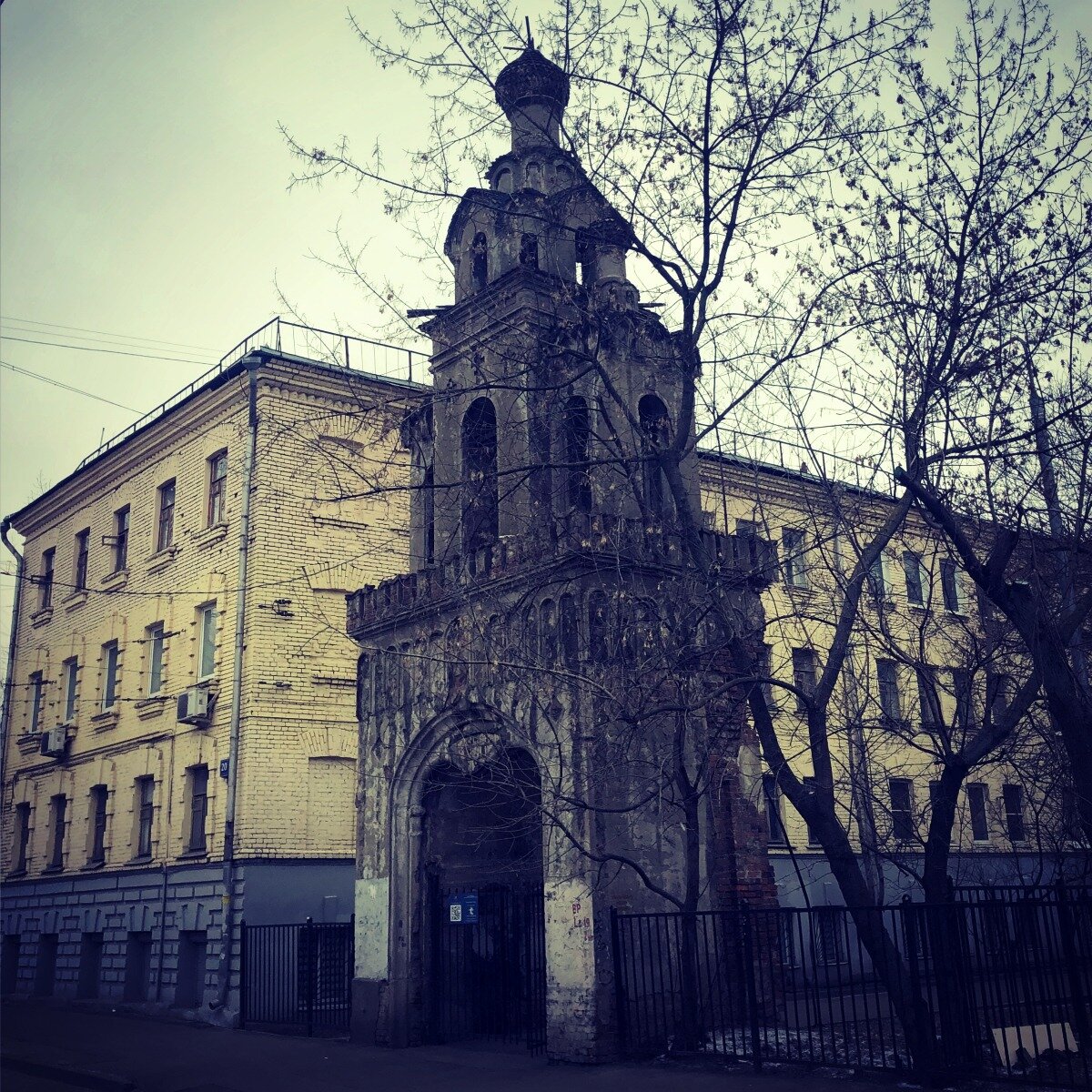 Колокольню видят не только прохожие, но и пассажиры 37, 45 и 50 маршрутов московского трамвая