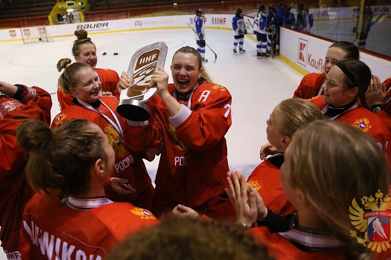 Кристи Шашкина с призом в руках. Фото ФХР