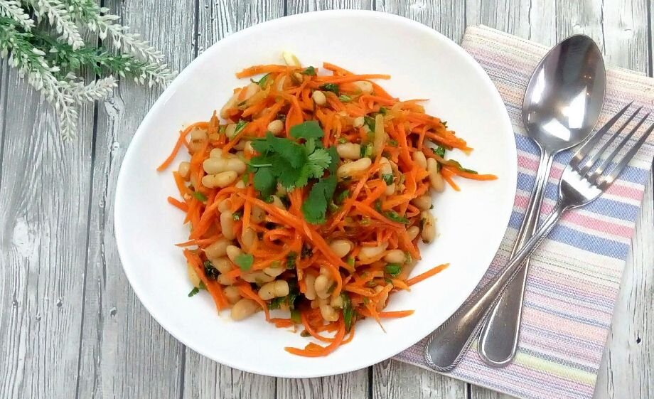 Фасоль по корейски. Салат с фасоли вареной морковью и луком. Салат морковка. Салат кукуруза фасоль корейская морковь. Фасоль с морковью и луком.