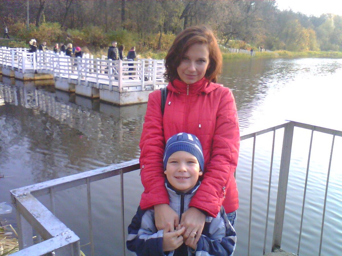 Молодая и наивная, верящая, что все будет как в сказке.