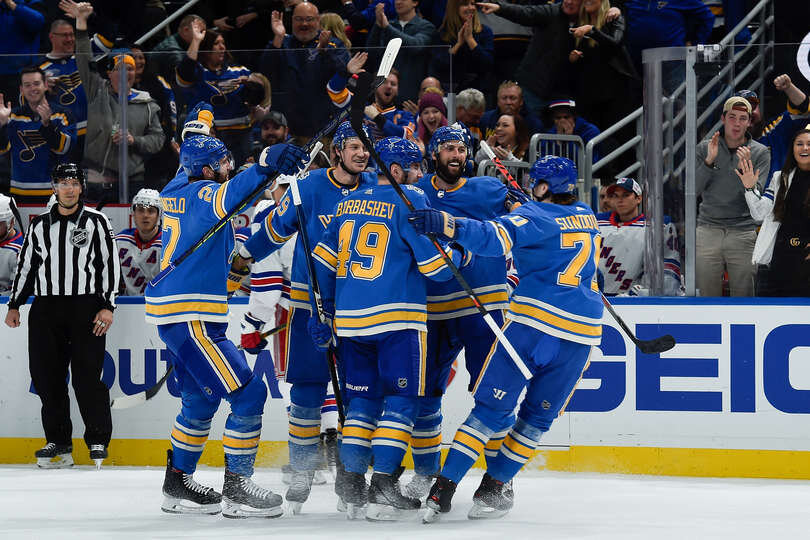 У "Сент-Луис Блюз" шайбу с передачи И.барбашева забросил Р.Бортуцци.