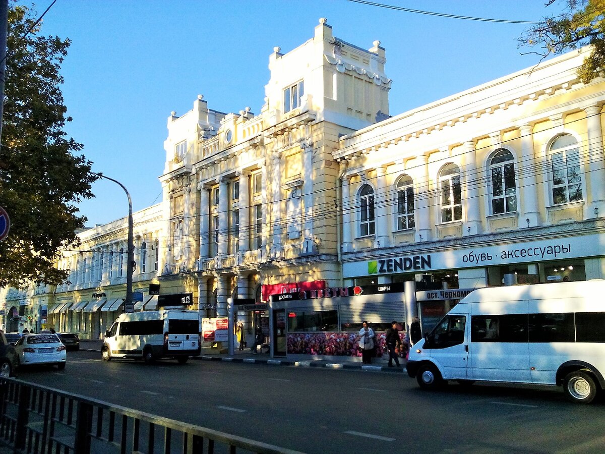 Такие свободные улицы в Новороссийске бывают только в "несезон". Фото автора