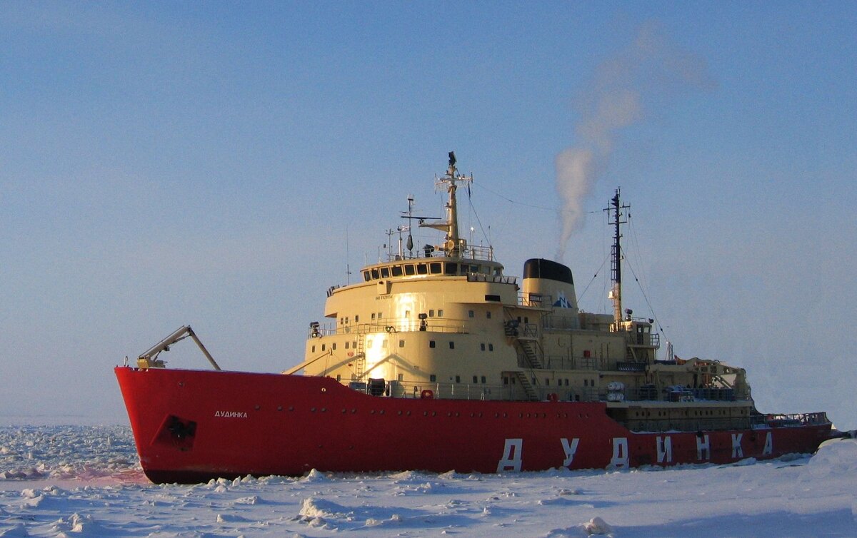 Ледокол "Дудинка" во льдах Карского моря