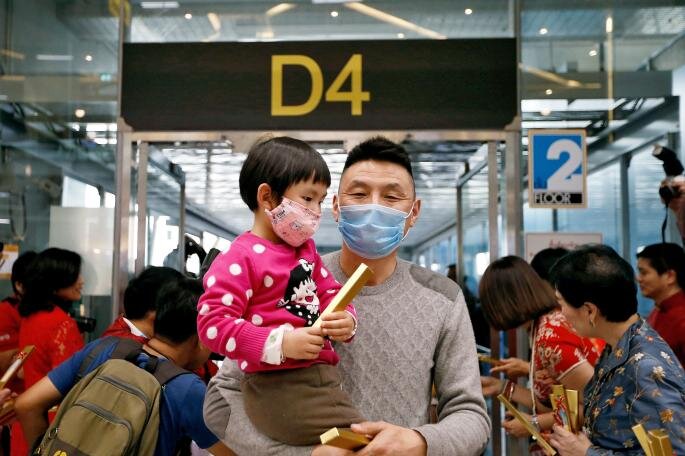 Жителям Уханя было приказано носить маски в общественных местах, и они не могут покинуть город