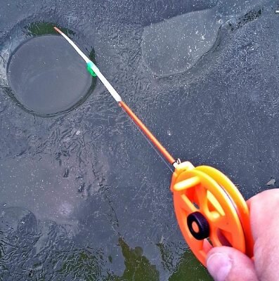 Подъём мормышки со дна через каждые 15-20 сантиметров пути сопровождается короткими паузами продолжительностью около 2-3 секунд. Высота подъёма мормышки зависит в основном от активности леща и погодных условий.