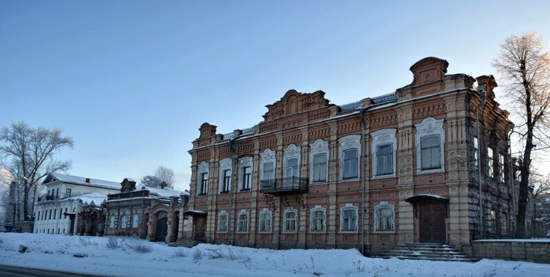 Усадьба  Е.М. Симонова - это три дома на ул. Пушкина