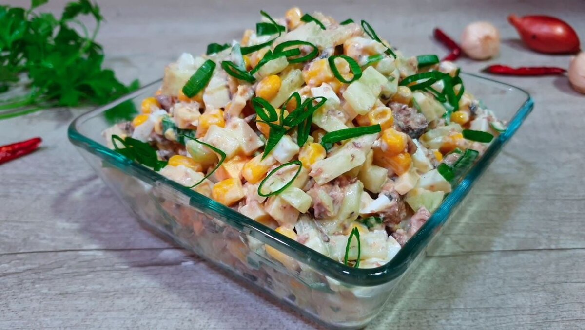 Банка шпрот не дает покоя? Сделаем салат - быстро, просто, бюджетно, вкусно