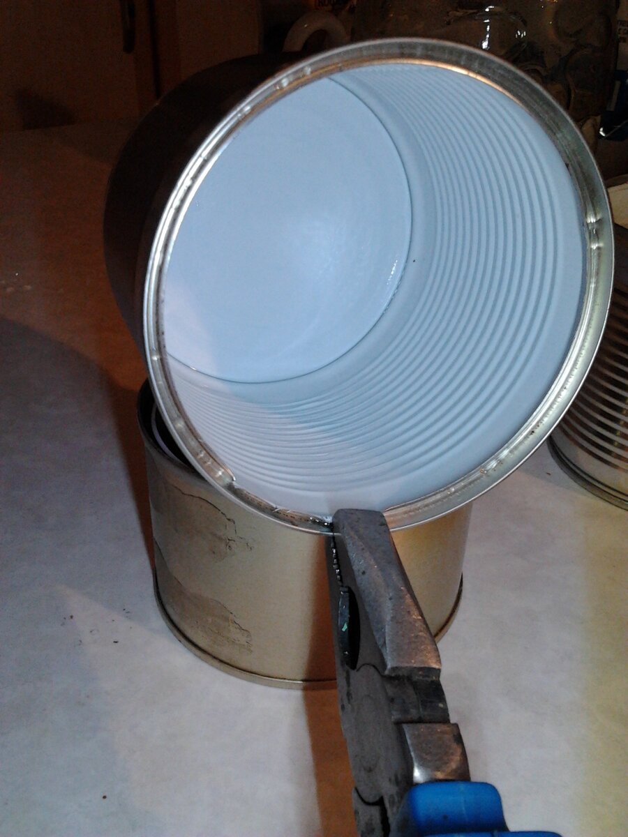 Плоскогубцами загнула и прижала острые края