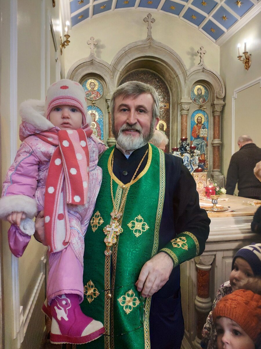 Маленькая Ксюша и отец Богдан