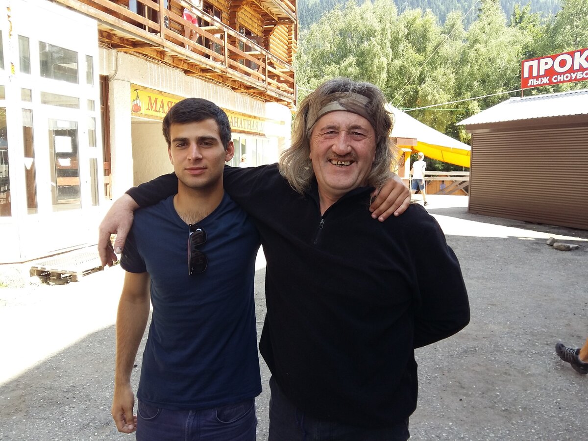 Мой карачаевский побратим Назир Байчоров с моим младшим сыном Багратом Дасаниа. Домбай, 05.08.2016. 