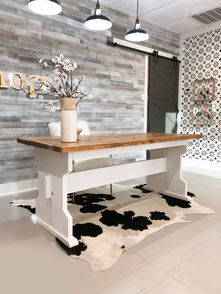 Отличный стол для дома, кафе или магазина.