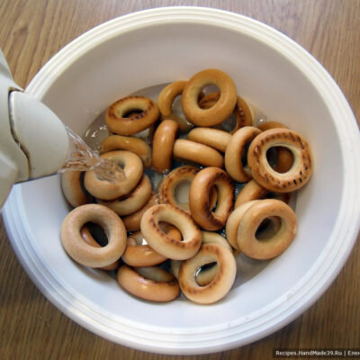 Сушки залить водой