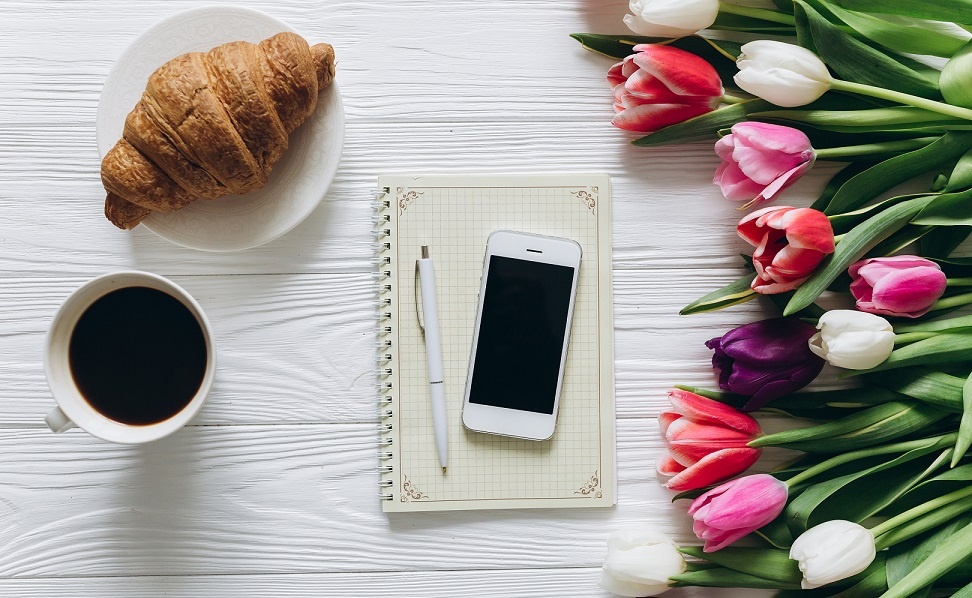 https://img4.goodfon.ru/original/1/7f/rozovye-breakfast-heart-croissant-tiulpany-coffee-romantic-1.jpg