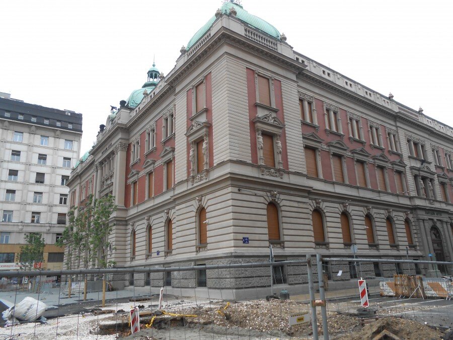 Реставрация музея закончилась, зато дорожные работы рядом с ним идут полным ходом. Кстати, здание музея было построено в начале ХХ века, а сам Национальный музей переехал сюда в 1960-е годы. А вообще музей был создан в 1844 году.