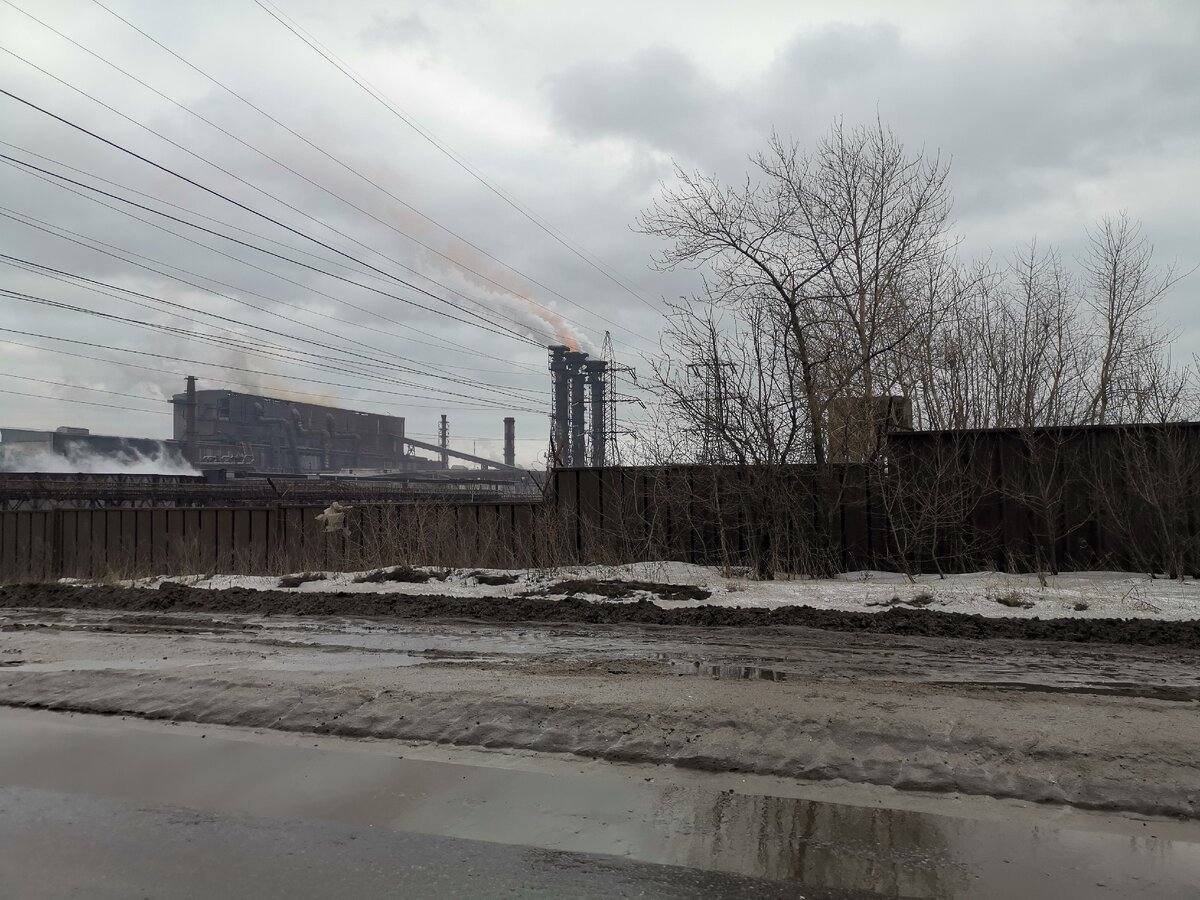 Трубы Северстали. Горит конвертерный газ. Пока ещё не придумали что делать с этим газом, поэтому его просто сжигают