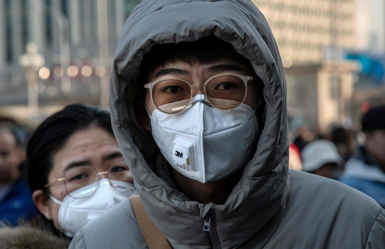 Гражданин КНР в фильтрующей маске. Фото из открытых источников