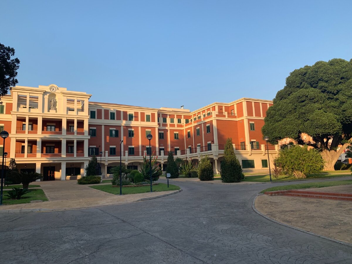 Здание дома престарелых в Севилье 