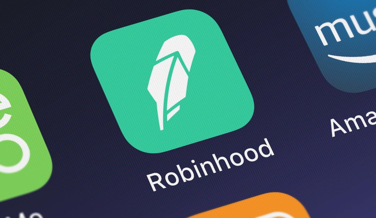 Вчера, 2 марта, приложение для инвестиций Robinhood, которое чаще всего используется торговли акциями и криптовалютами, дало сбой в работе. Пользователи не могли иметь доступ к своим аккаунтам по причине резкого роста объёмов торгов.