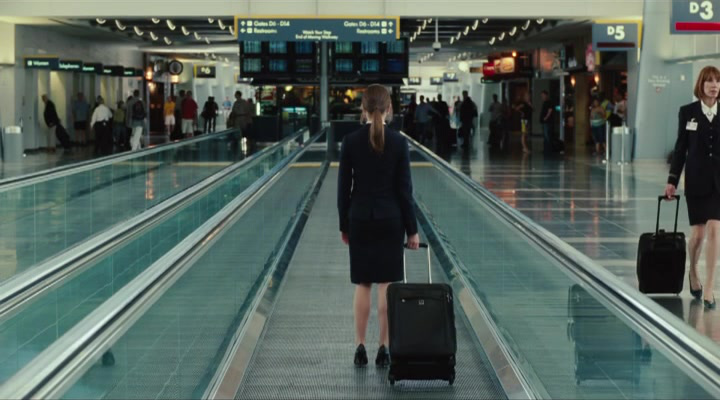 Жаль, что главный герой никогда не смотрел фильм "Мне бы в небо". Там тоже была очень прогрессивная молодая женщина.
кадр из фильма