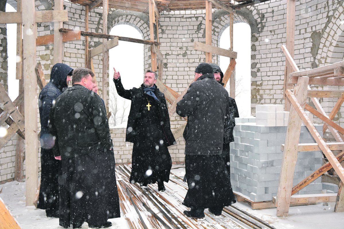 Отец Николай (в центре) показал, как идёт строительство православного храма в честь Успения Пресвятой Богородицы в Старой Калитве
