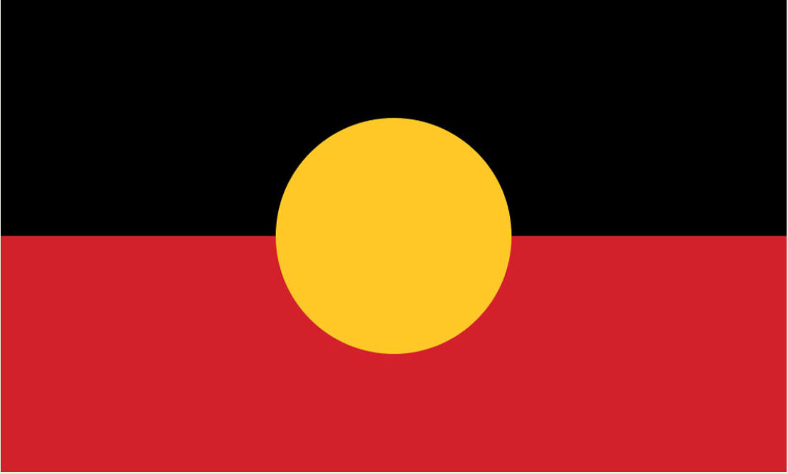 Аборигенский флаг был разработан в 1971 году дизайнером Гарольдом Томасом из племени Луритья, а 14 июля 1995 года его признали вторым официальным флагом Австралии.