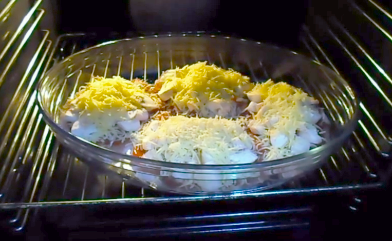 Сочное мясо по-королевски: с шампиньонами и сыром в духовке