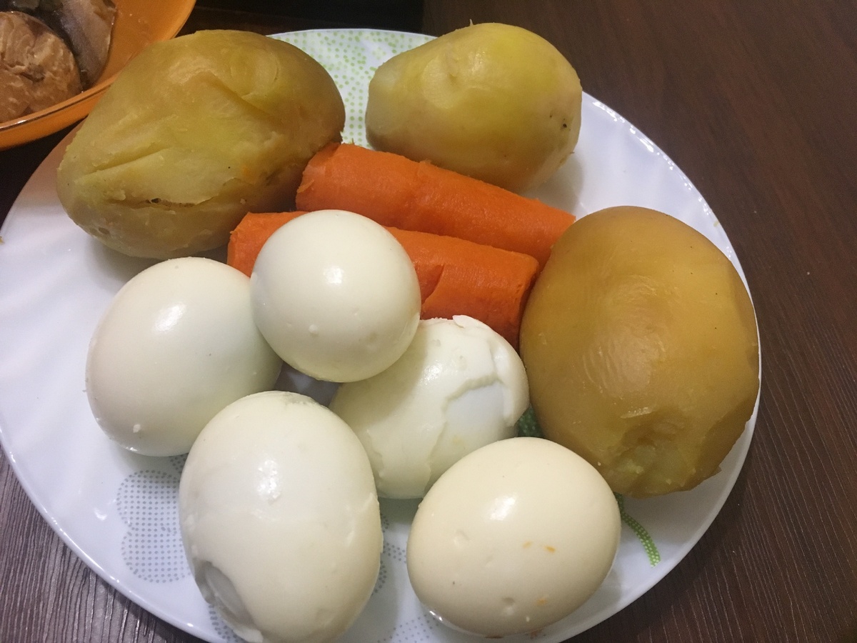 Овощи отвариваем 30-40 минут. Яйца 10-15 минут. 