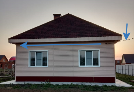 СИП кабель со столба крепится по фасаду дома, огибает его и заходит на крыльцо, где расположен щиток, далее дом утеплял и делал вентилируемый фаса из сайдинга. @Горбунов Сергей Канал Самостройщика СТРОЮ САМ