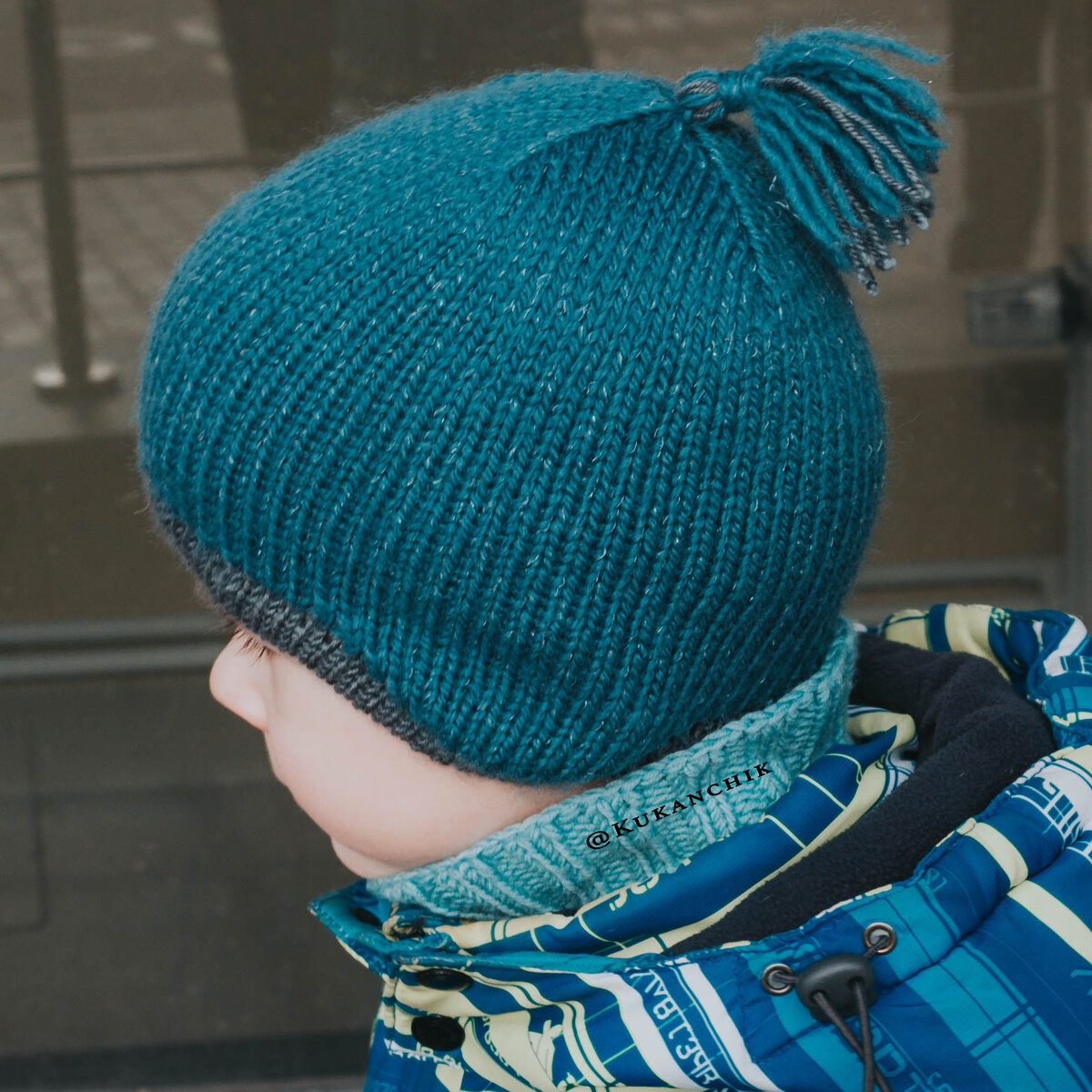 Мой сын в новой анатомической шапке из бобинной пряжи