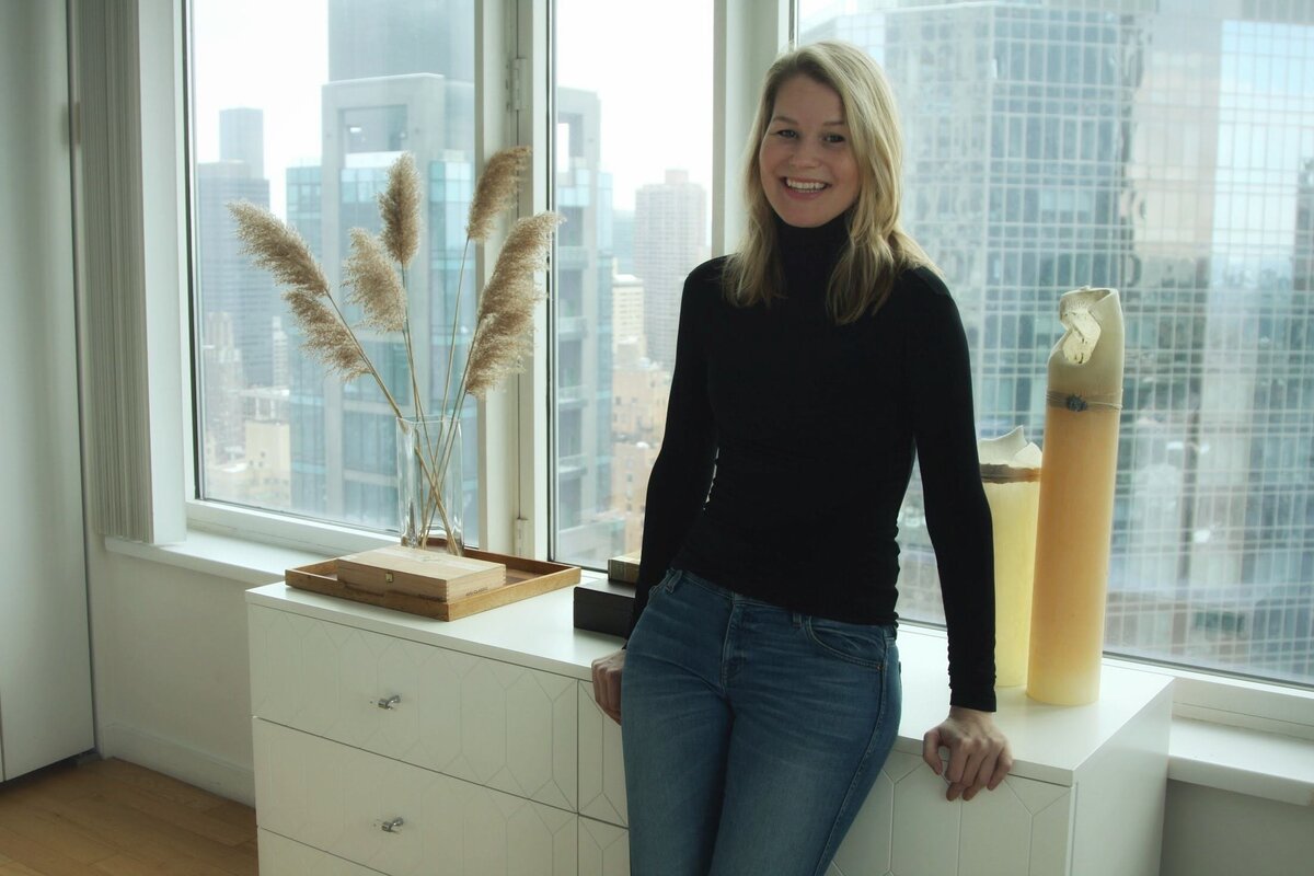Создатель Norse Interiors Лотта Лундас после переезда в США с одним из своих продуктов