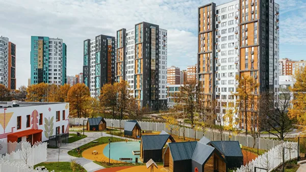 В детском саду «Волшебная долина» в ЖК «Скандинавия» мы сделали акцент на активных передвижениях и изучении малышами окружающего мира. Около 5 тысяч квадратных метров прилегающей территории сада занимает цепочка из игровых площадок