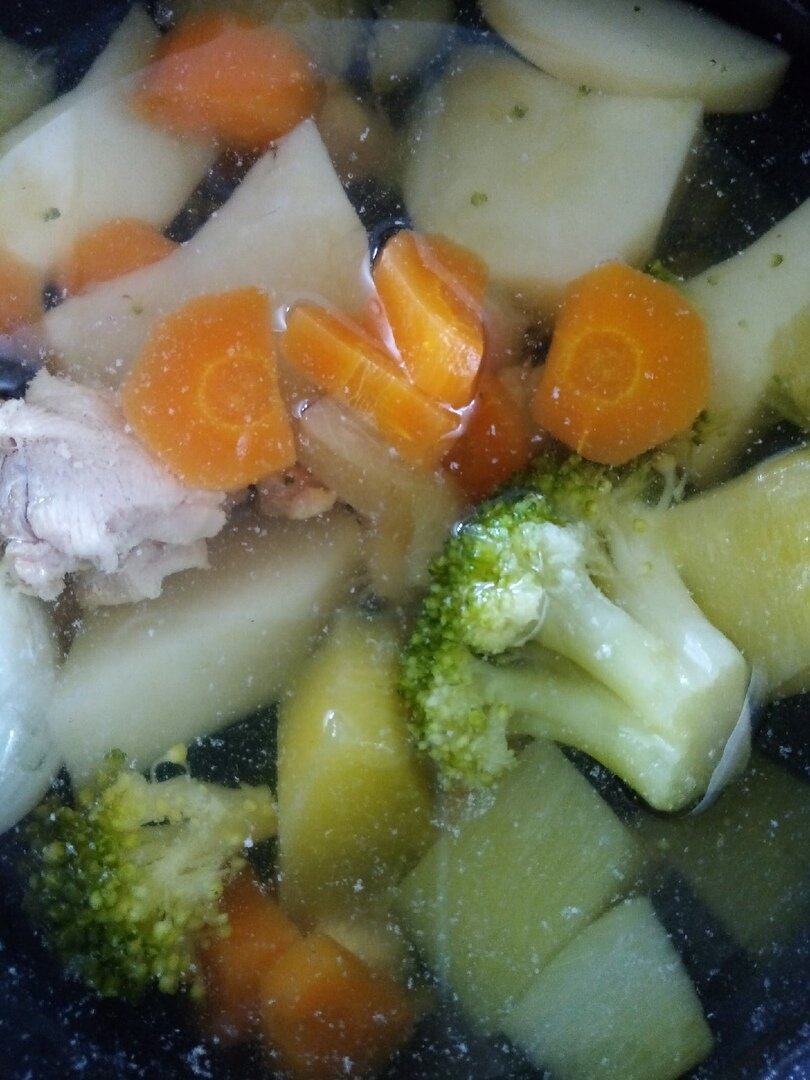 в этот раз я  сделала суп-пюре с кроликом (кабачок, брокколи, картофель, лук)