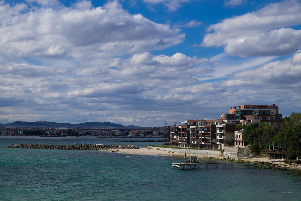 Как известно, у отдыха в разгар туристического сезона есть свои плюсы и минусы. В качестве очевидных минусов можно указать повышение стоимости перелета и проживания. А в качестве плюсов, конечно же - теплое солнышко и людные тусовки. Лично я не очень хорошо переношу жару, поэтому варианты отдыха у моря когда температура воздуха приближается к 40 градусам, не для меня. Мне комфортней в более мягких условиях, например в бархатный сезон. Когда я два года назад решил слетать в Болгарию, именно такими соображениями и руководствовался. В середине сентября туристы начинают разъезжаться и понемногу становится прохладней. А в конце сентября сезон уже заканчивается; на пляжах пусто, да и в городе становится малолюдней. Снижается стоимость аренды и наступает тишина. Я поселился в небольших апартаментах в Новом Несебре, прямо около моря. На третий день моего отдыха постучался консьерж и вежливо сообщил, что я остался один во всем доме. Хочется заметить что дом был 9ти этажный! Эта новость меня ничуть не смутила, я был заранее настроен на тихий отдых в одиночестве. Я провел в Несебре около восьми дней. В основном купался на опустевшем нудистском пляже, что находится между Новым и Старым Несебром, гулял по улочкам старого города, ходил в местный супермаркет за едой и фруктами, пил местную самогонку и немного фотографировал. Конкретные цифры я уже не помню. Но примерная стоимость проживания составляла около 2000 рублей в сутки, а в магазине я тратил на еду порядка 700-800 рублей в день. Чевапчичи, брынза и ракия составляли основу моего рациона) Снимаемые апартаменты представляли из себя небольшую студию, где можно было при желании разместиться вдвоем или, даже, втроем. На тот момент у меня еще не было прав и поэтому я не отъезжал никуда дальше Бургаса.
При наличии же прав, можно было бы значительно расширить географию поездок. В принципе мне понравился этот отдых, но в следующий раз, я, пожалуй, поеду туда с подружкой)/ Выкладываю несколько фоток оттуда, чтобы вам было понятней как выглядит эта часть побережья. И! Да! Та часть что называется солнечным берегом мне не понравилась. Там, похоже, типичный центр туризма и намного более шумно и людно, поэтому в ту сторону лучше податься любителям шумных развлечений и движухи. Выкладываю несколько  фото, чтобы подкрепить свой рассказ, который, как я надеюсь был вам интересен.