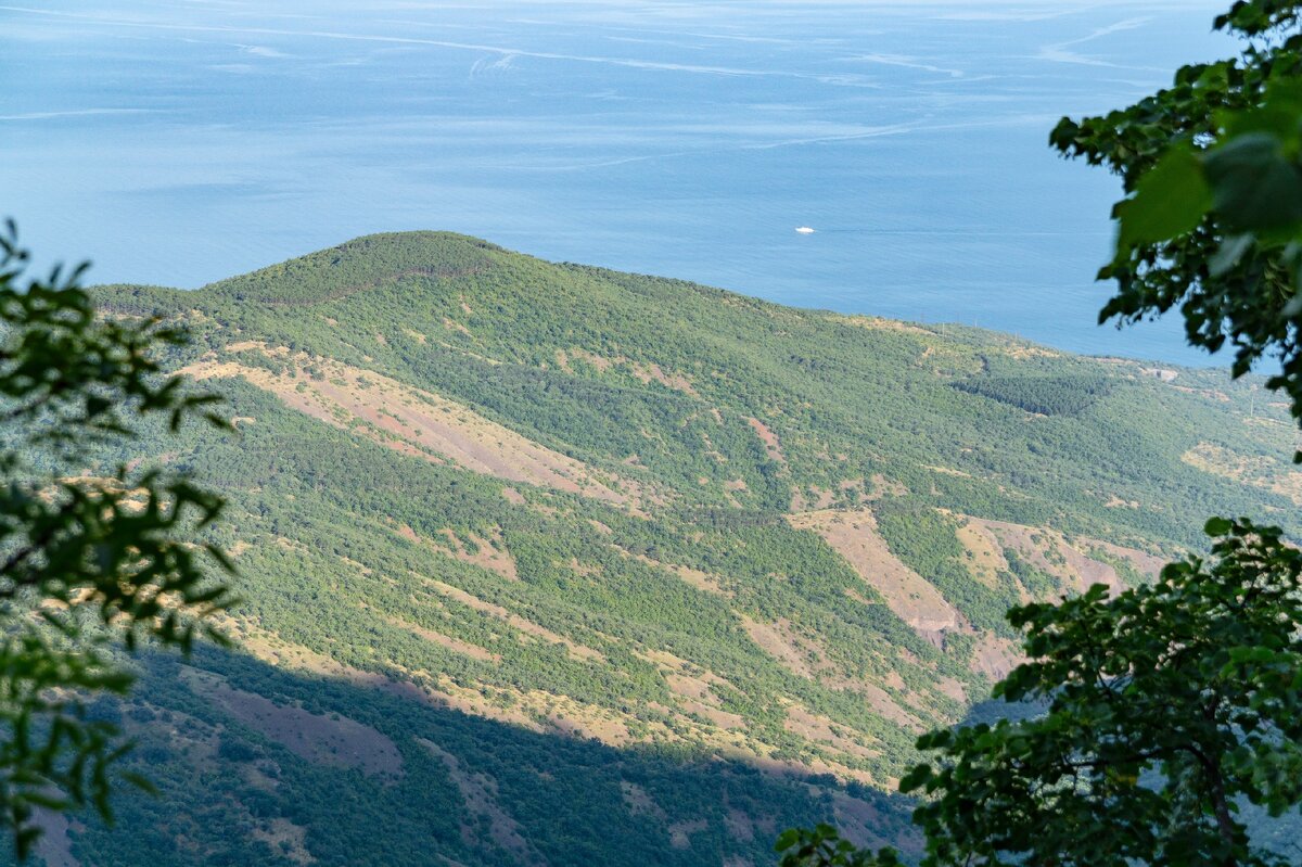 1. Гора Малбанын-хыры крупным планом. 