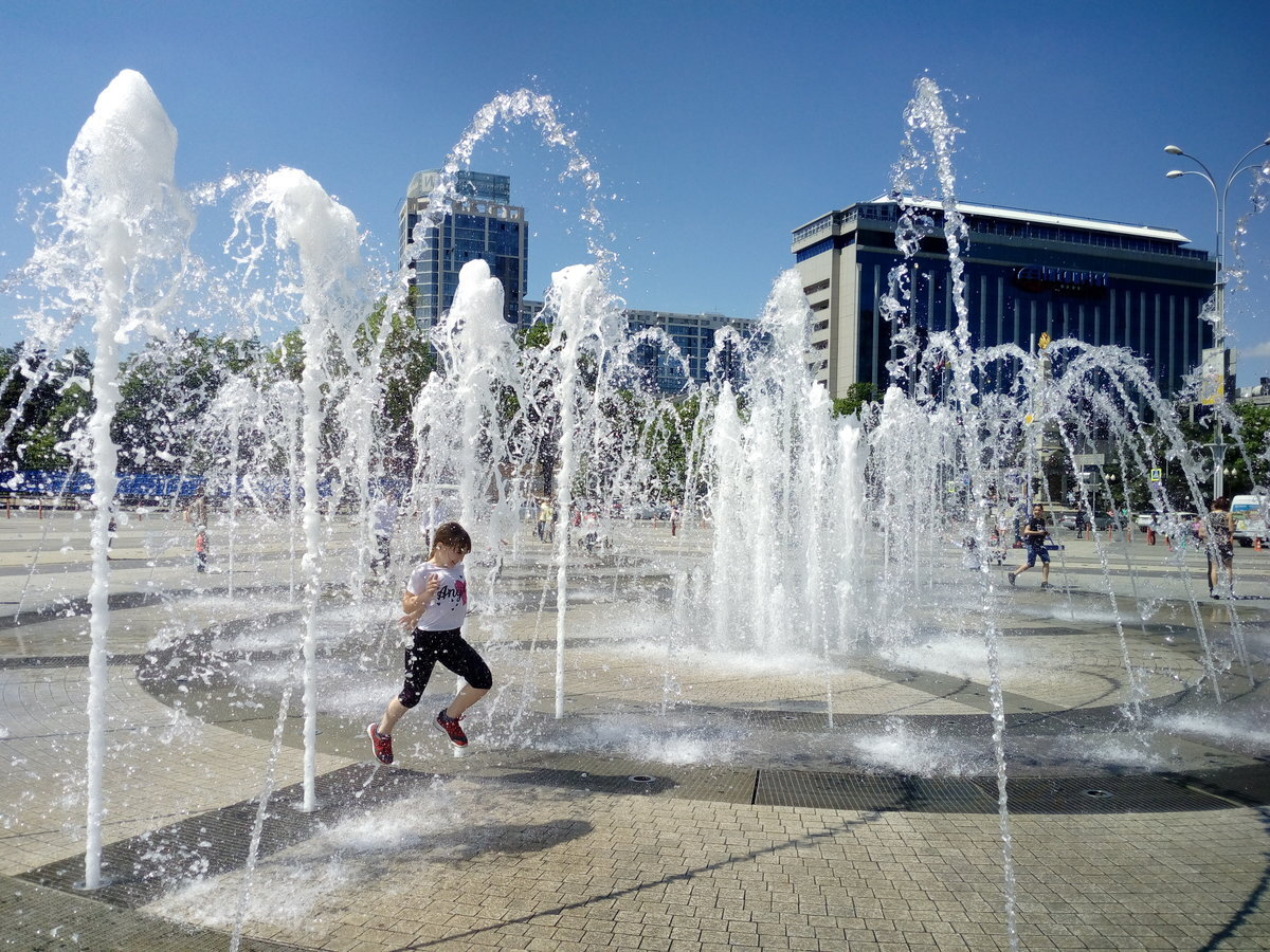 Фонтан на театральной площади днем 