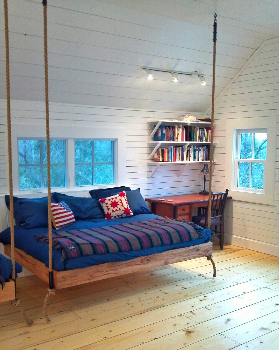 Большое количество поддонов могут стать удобной подвесной кроватью