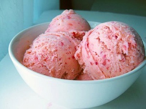 Рецепт написан из расчета объема контейнера мороженицы – 1.5-1.6л. При необходимости, корректируйте вес ингредиентов. Помните, что во время приготовления мороженое поднимается, поэтому не следует заполнять контейнер мороженицы больше, чем наполовину.

Ингредиенты:
500 г земляники
370 г сахара
1 лимон
200 мл сливок 33%
щепотка соли

Приготовление:

Промойте землянику, покройте сахаром и оставьте на два часа (если торопитесь, можно просто добавить сахар в готовую смесь). Продавите ягоды через мелкое сито, чтобы отделить сок от косточек, и добавьте щепотку соли.

Миксером взбейте сливки до кремообразной структуры, затем понемногу добавьте получившееся земляничное пюре и снова перемешайте смесь до однородной консистенции. Перелейте смесь в мороженицу, включив ее примерно на 30 минут.

Чтобы в готовом мороженом попадались кусочки земляники, отложите несколько ягод, мелко их порежьте и засыпьте кусочки в чашу мороженицы примерно за 5 мин. до окончания приготовления.

Если такое мороженое кажется вам слишком жирным, используйте сливки меньшей жирности или комбинируйте молоко и сливки.
