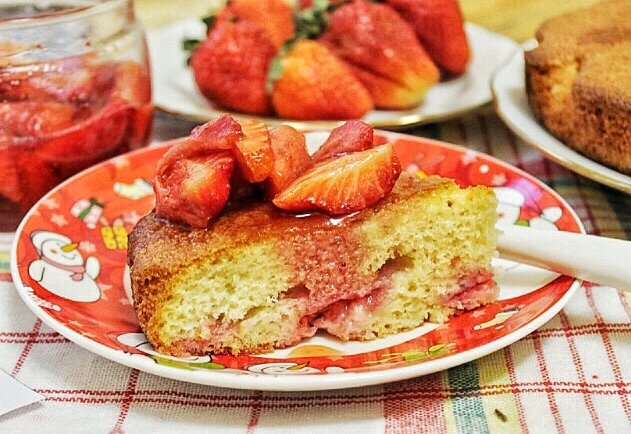  
Для приготовления клубничного пирога нужно совсем немного продуктов, и с ним справится почти каждый.