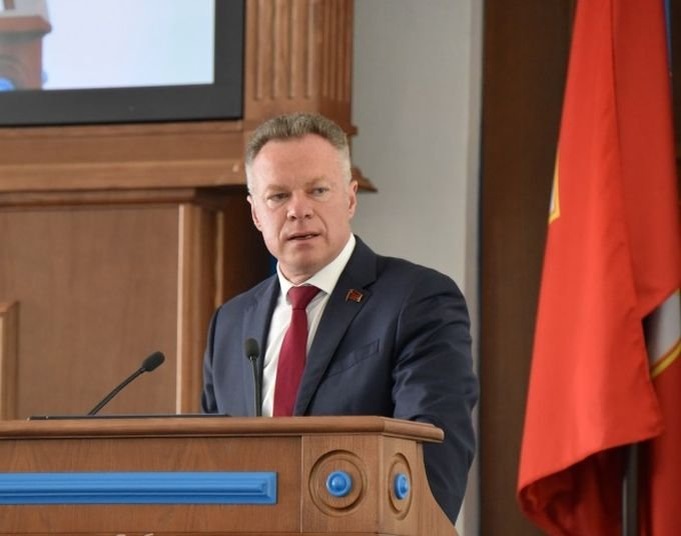 На трибуне ЗакСобрания – депутат Роман Кияшко. Фото: sevzakon.ru.
