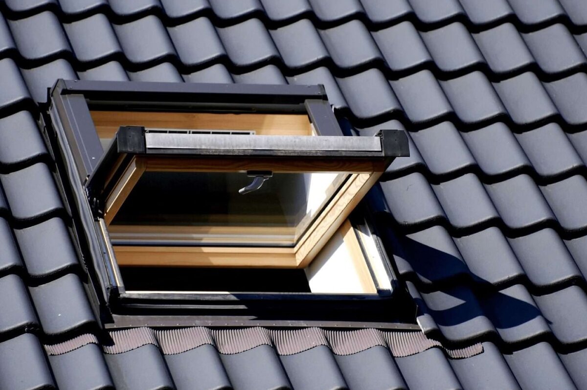 Мансардное окно на крыше загородного дома. Источник: stroitelstvo-remont-sochi.ru