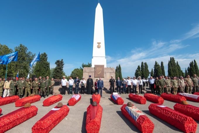 Торжественная церемония перезахоронения павших воинов на мемориальном кладбище. Фото: sev.gov.ru