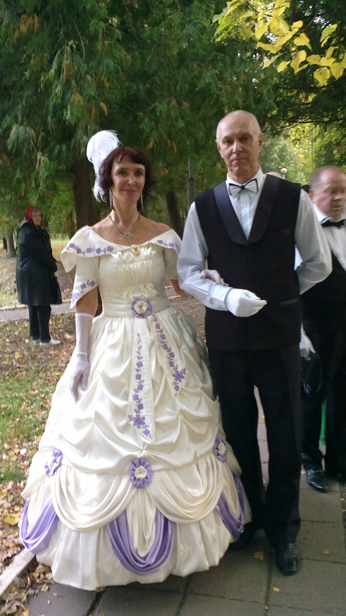 Прогулка танцевальных пар после шикарного бала в усадьбе Карачарово.