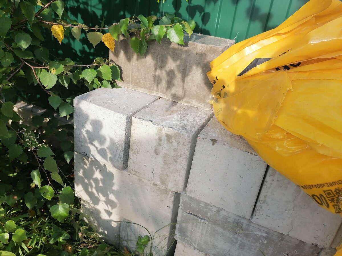 Не нужно выбрасывать остатки бетона и обрезки блоков. Рассказываю, где они пригодятся